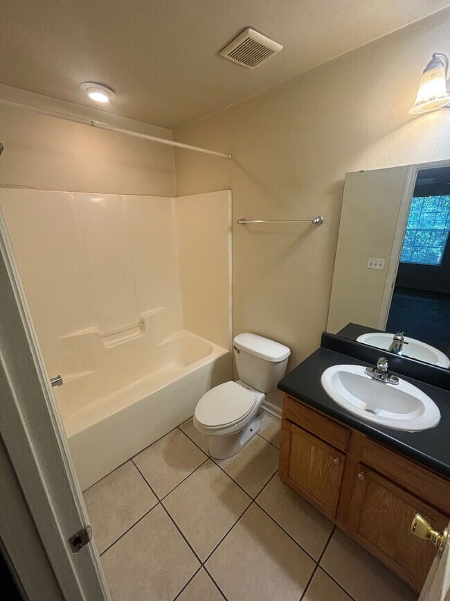 Foto del edificio - Awesome 3x3 Townhouse with Private Driveway!