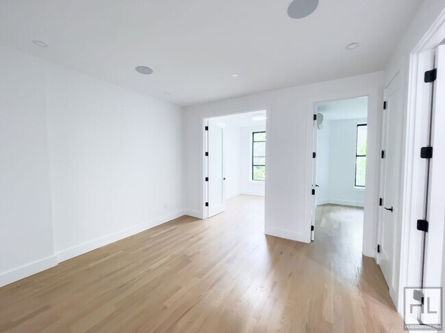 Building Photo - Stuyvesant Heights / Spacious Sunlit 3-Bed...