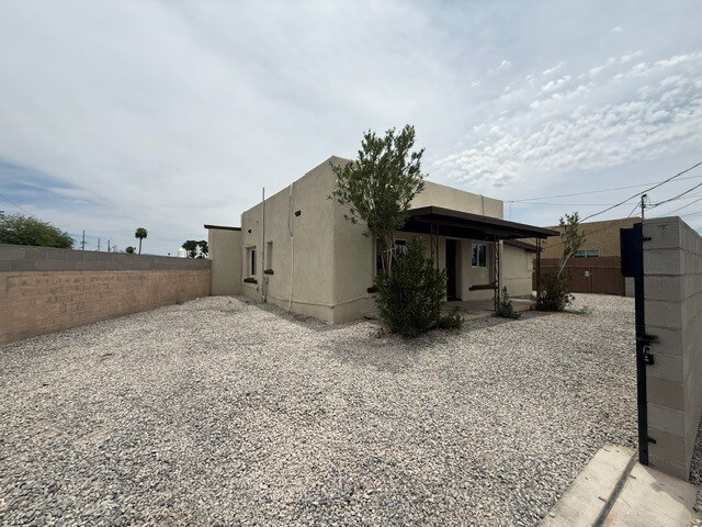 Building Photo - 2601 S 7th Ave