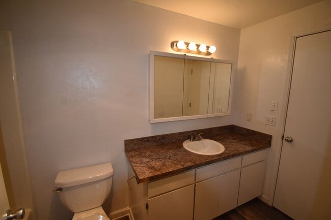 Building Photo - Modern home tucked away in the adorable little town of Brownsville.