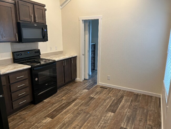 Foto del edificio - 5215 Crestway Rd