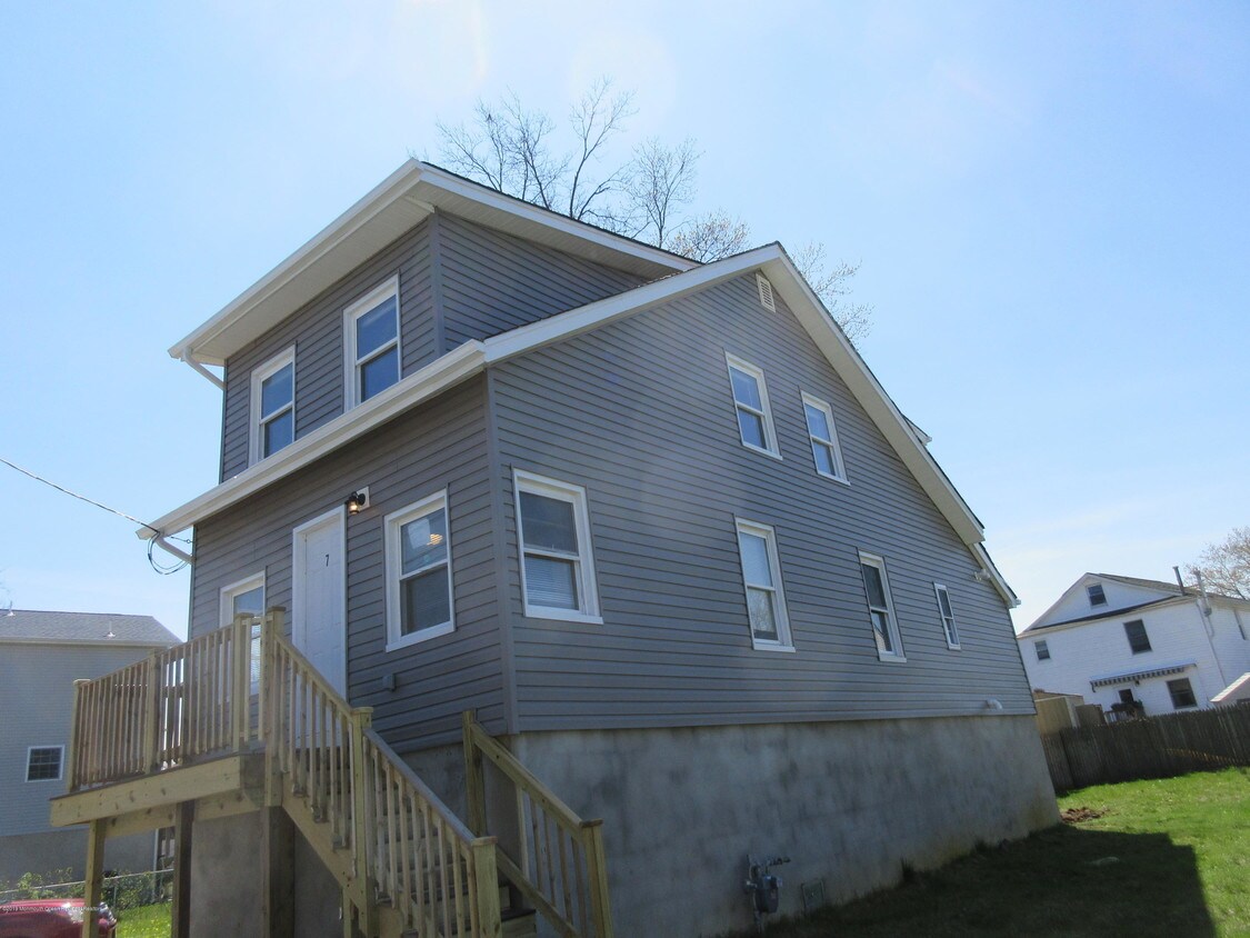 7 Woodside Ave, Keansburg, NJ 07734 House for Rent in Keansburg, NJ