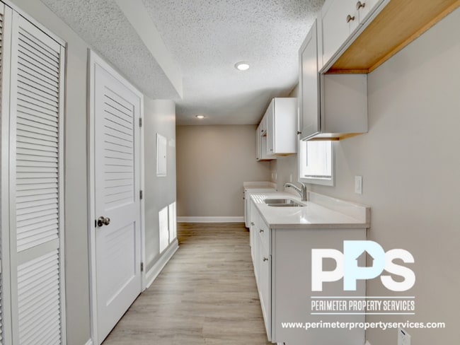 Building Photo - 390 W Lake Ave NW