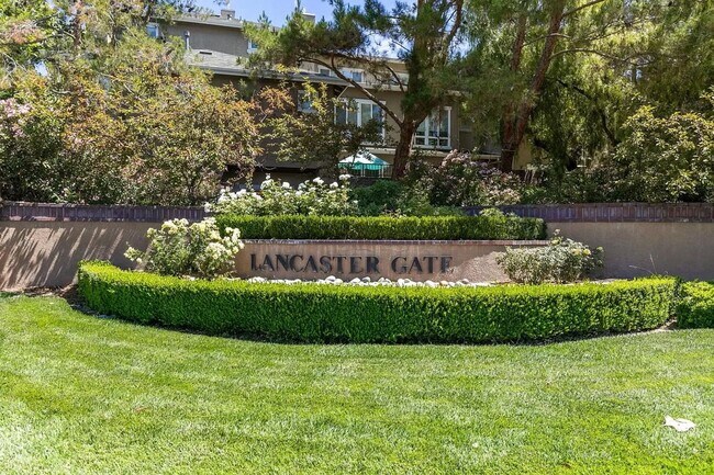 Foto del edificio - 3BD/3BA - Exclusive Townhome Living on Communication Hill: Modern Comfort Meets Scenic Views