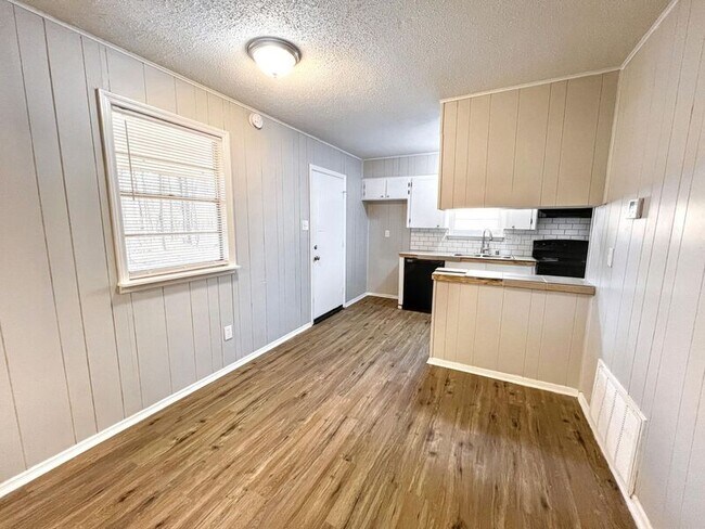 Building Photo - 8917 Tanya Dr