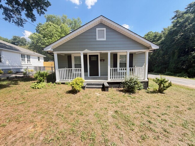 Foto del edificio - Fully Renovated 2-Bed Charmer on a Spacious Corner Lot – Near Downtown!