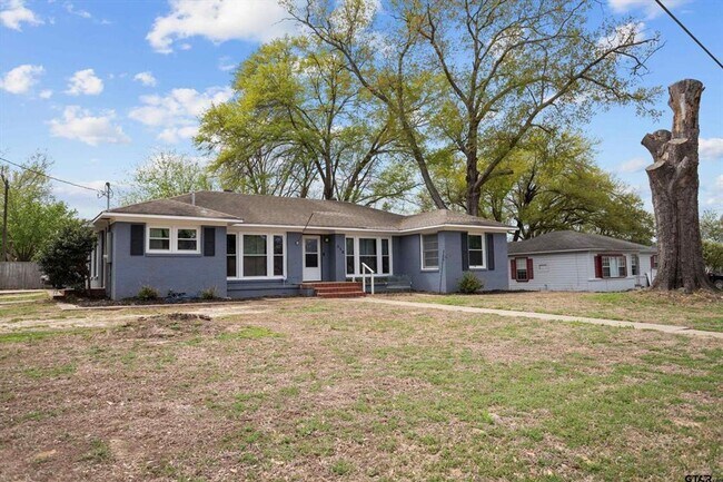 Foto del edificio - Coming Soon! 3 Bedroom 2 Bath 2 Carport Re...