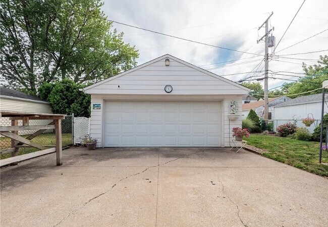 Building Photo - 432 E 323rd St