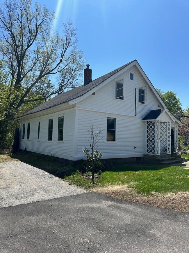 Building Photo - 10 Waukewan St