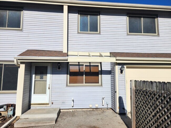 Foto del edificio - 933 Breezewood Cir