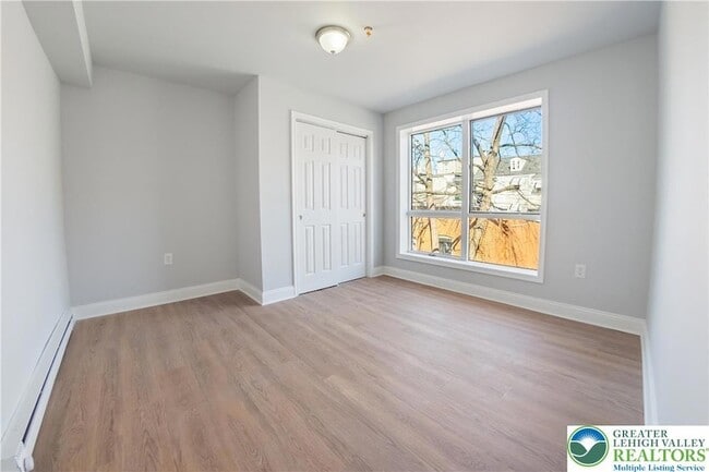 Building Photo - 829 Linden St
