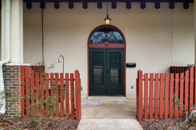 Building Photo - Great studio location in Belle Forest!