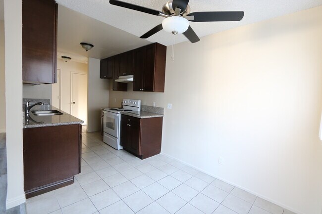 Building Photo - 333 Avocado St