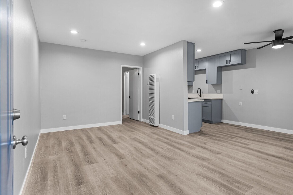 Foto principal - 2300 E Commonwealth Ave