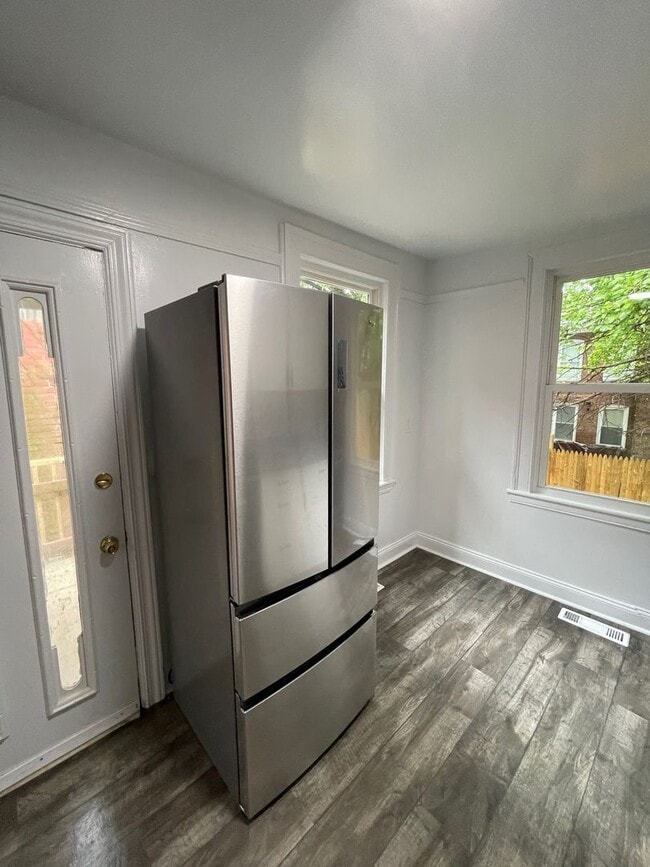 Foto del edificio - Updated 3 Bedroom House With a backyard and Laundry