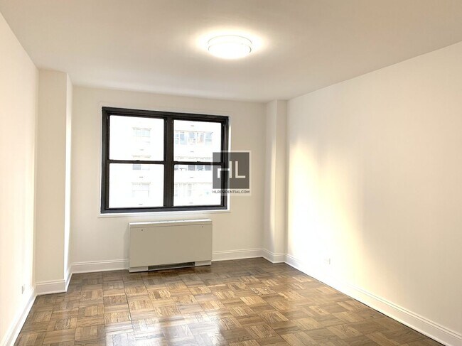 Building Photo - 5 AVENUE