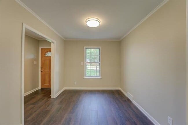 Building Photo - 4 bed, 3 bath recently updated with SS app...
