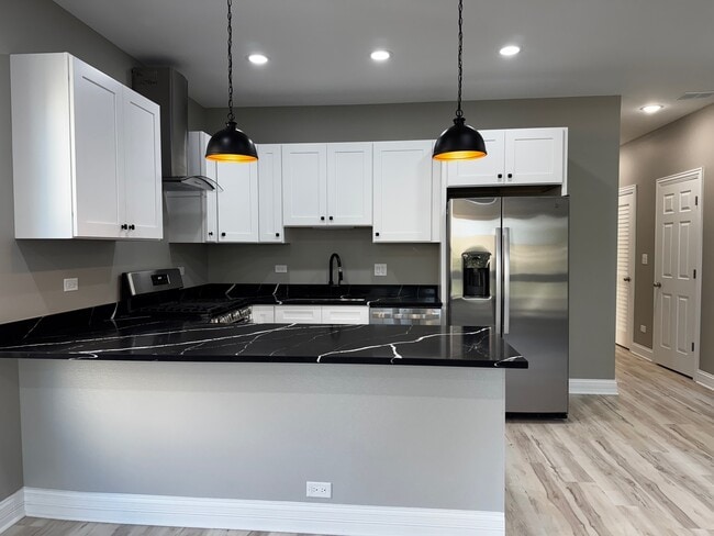 Building Photo - 623 N Hamlin Ave