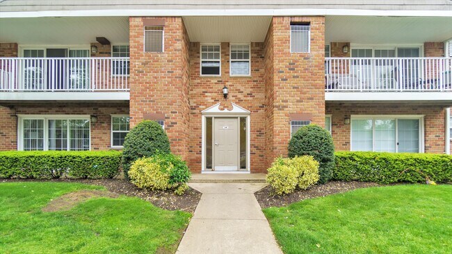 Building Photo - 35 Westwood Dr