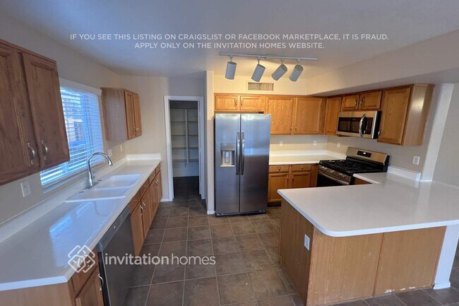 Building Photo - 14868 W Columbine Dr