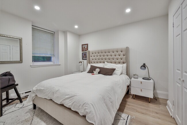 Photo du bâtiment - Spacious 2 bedroom in Rosedale!