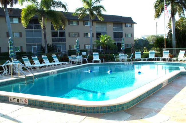 Foto del edificio - 5467 Rattlesnake Hammock Rd