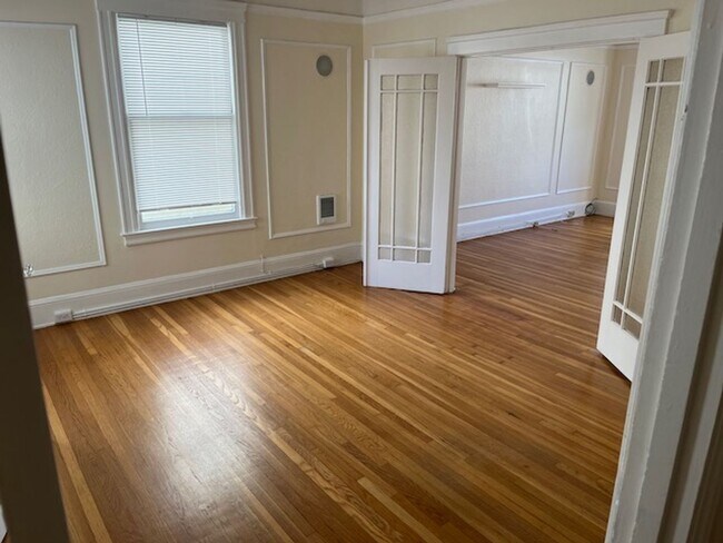 Building Photo - Large one bedroom apartment in great locat...