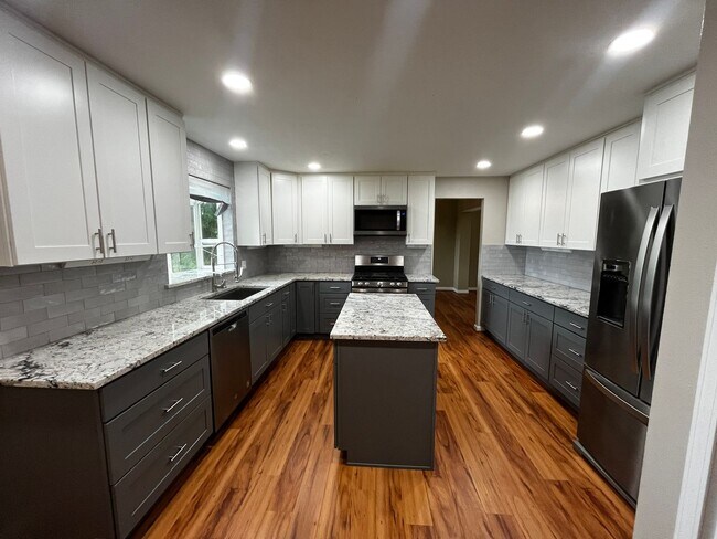 Building Photo - Beautiful Home with an Incredible View of the Olympic Mountains!