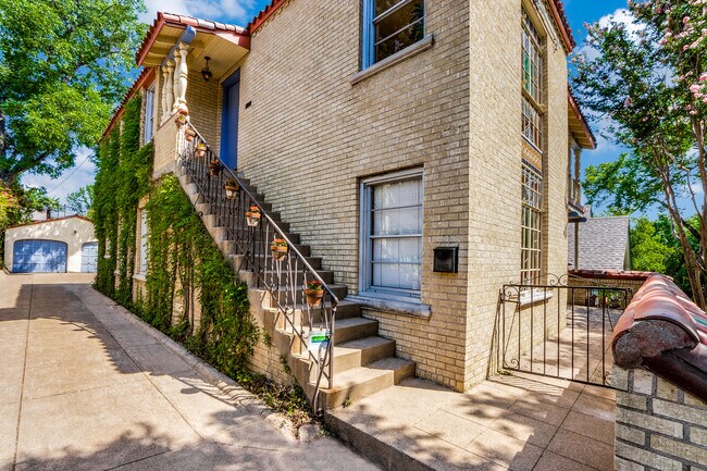 Foto del edificio - 7335 Lakewood Blvd