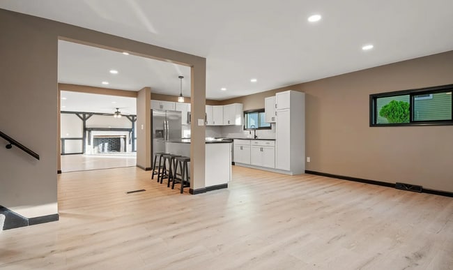 Building Photo - Spacious 3 bedroom home