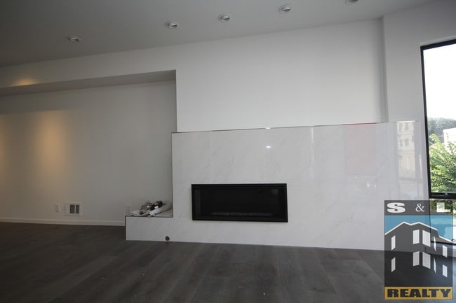 Building Photo - 830 28th Ave