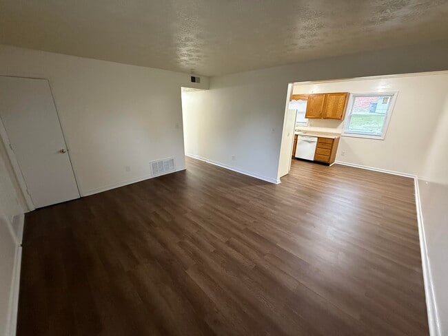 Building Photo - 1504 Thames Dr