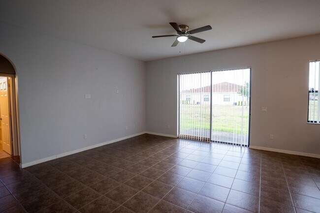 Foto del edificio - 445 Cinnamon Dr