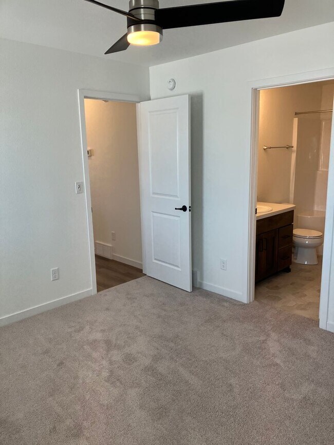 Building Photo - 4 Bed 3 Bath Twin Home