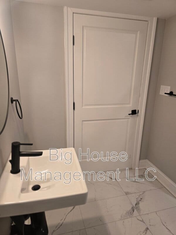 Building Photo - 707 Druid Park Lake Dr