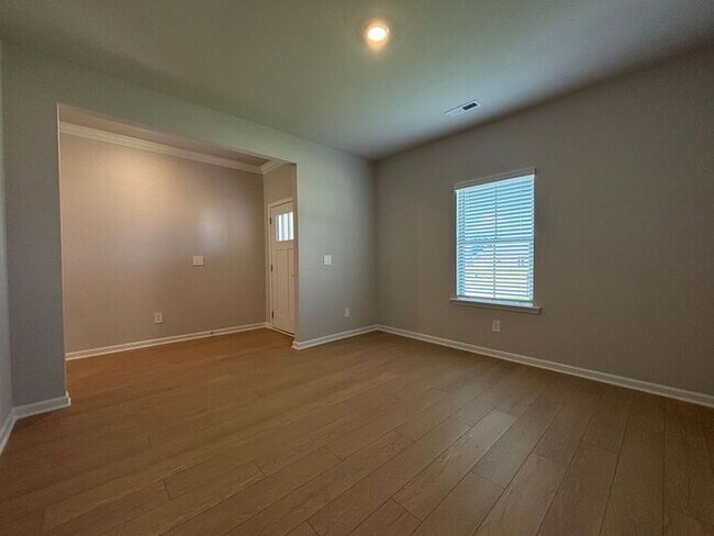 Building Photo - Look and lease in Athens
