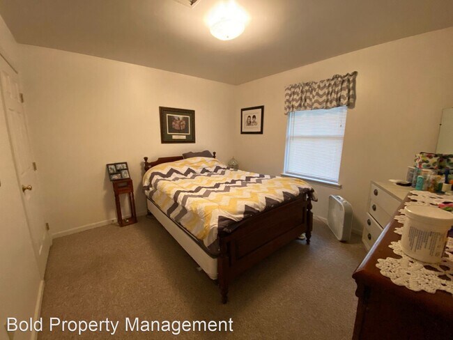 Building Photo - 3 br, 1 bath House - 456 W Oak Ave.