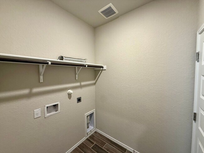 Foto del edificio - Lovely 1-story 4 bedroom/2 bath home is an...
