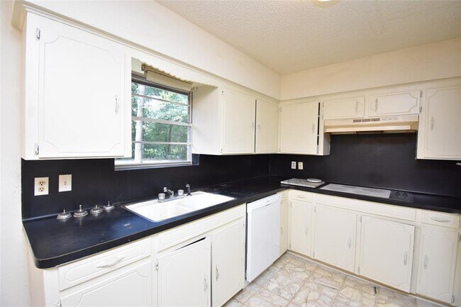Building Photo - 12248 Pine Oak Cir