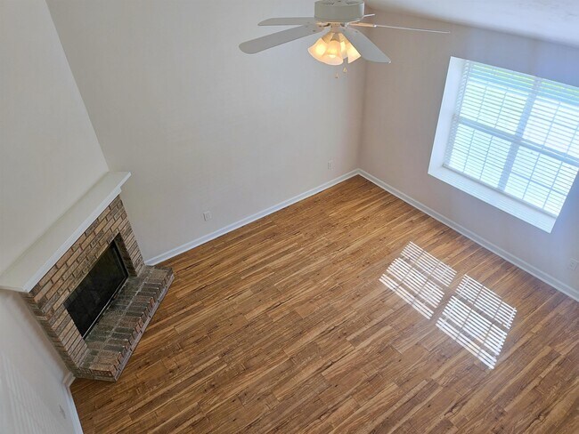 Foto del edificio - 431 Richview Park Cir E