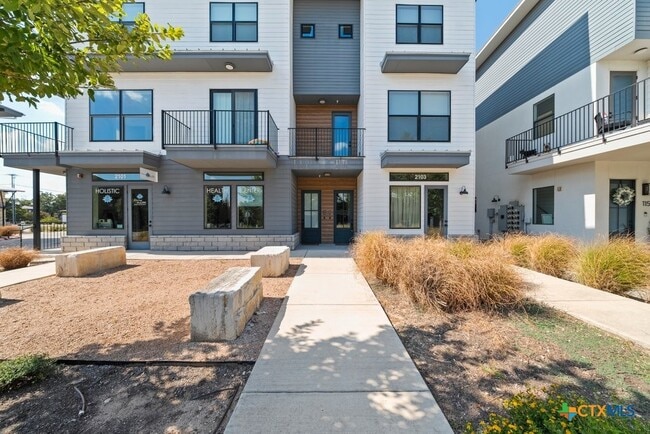 Foto del edificio - 1208 N Academy Ave