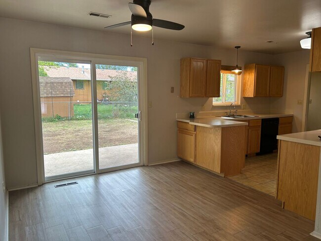 Building Photo - Charming 2-Bedroom Home with Fenced Yard – Available Now in Fort Collins
