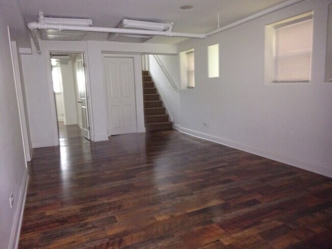 Building Photo - 5528 W Berteau Ave