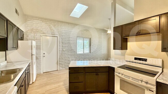 Foto del edificio - 1251 E Loma Vista Dr