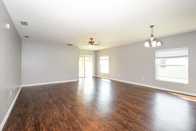 Building Photo - 3163 Queen Alexandria Dr