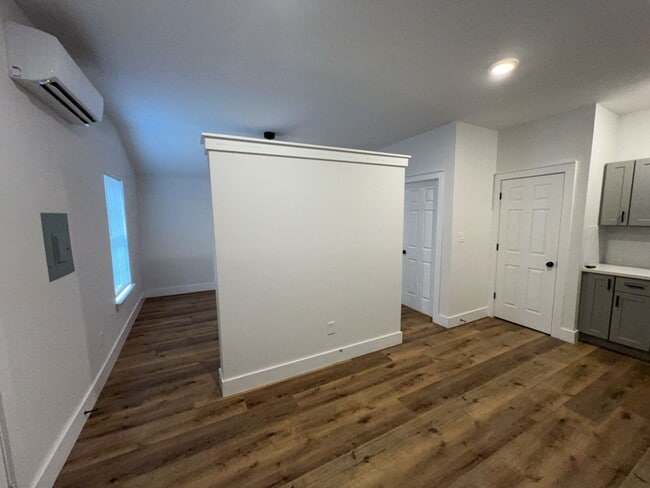 Building Photo - 224 Everton St