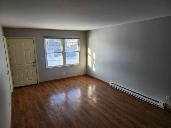 Foto del edificio - 3204-3206 Runway Ave