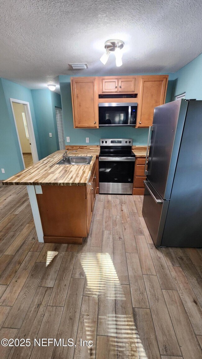 Foto del edificio - 4111 Ruby Dr W