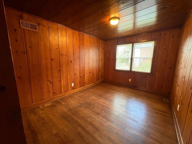 Building Photo - Beautiful refurbished home with hardwood floors throughout!
