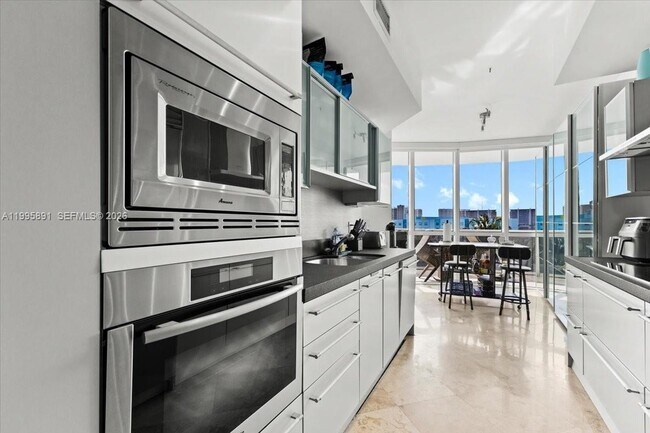 Foto del edificio - 18201 Collins Ave